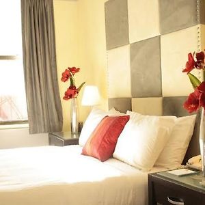 Deluxe Queen Suite